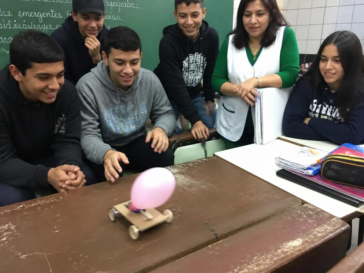 Professor aplicando experimento em sala de aula